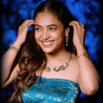 Anupama Gowda Instagram - S•M•I•L•E 🤩 Outfit: @shreevaraadesignstudio Styling: @tejukranthi Assisted by: @khushi_jagadisha Jewellery: @thedesisoul MUA: @makeover_by_rohiniaarya @makeoverwith_vandana PC: @raghavstudios