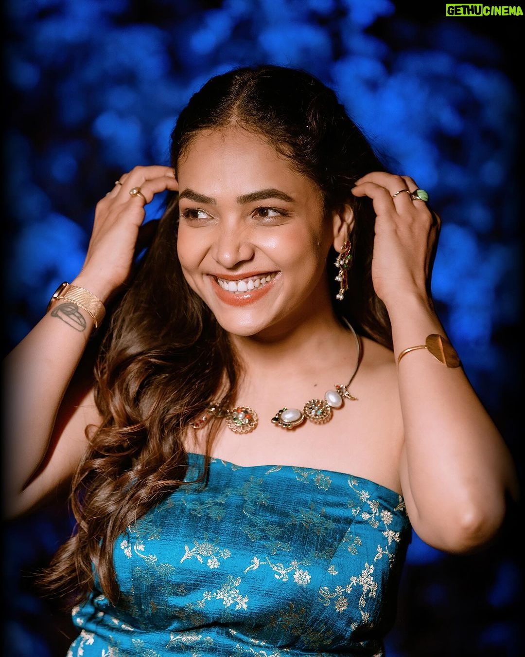 Anupama Gowda Instagram - S•M•I•L•E 🤩 Outfit: @shreevaraadesignstudio Styling: @tejukranthi Assisted by: @khushi_jagadisha Jewellery: @thedesisoul MUA: @makeover_by_rohiniaarya @makeoverwith_vandana PC: @raghavstudios