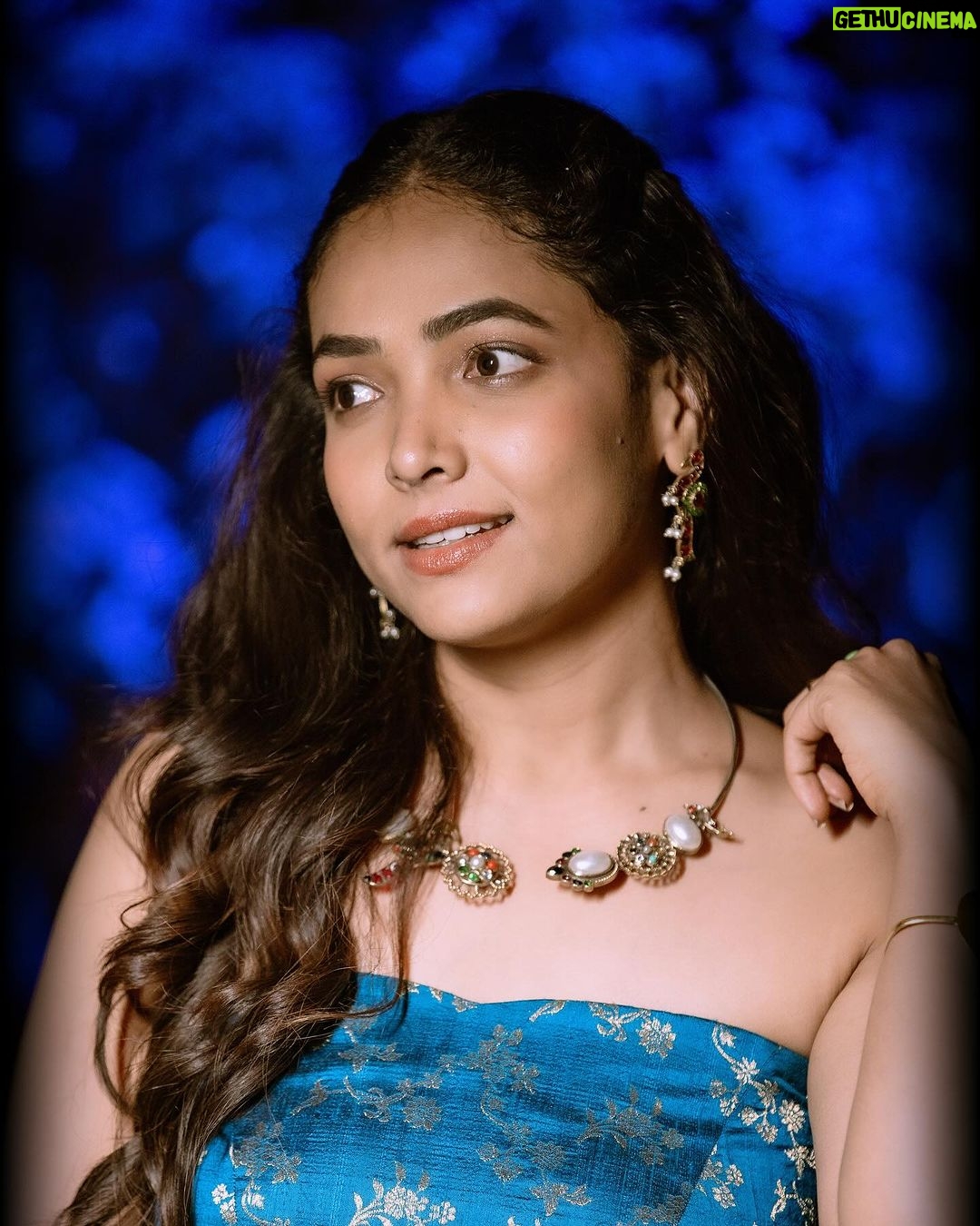 Anupama Gowda Instagram - S•M•I•L•E 🤩 Outfit: @shreevaraadesignstudio Styling: @tejukranthi Assisted by: @khushi_jagadisha Jewellery: @thedesisoul MUA: @makeover_by_rohiniaarya @makeoverwith_vandana PC: @raghavstudios