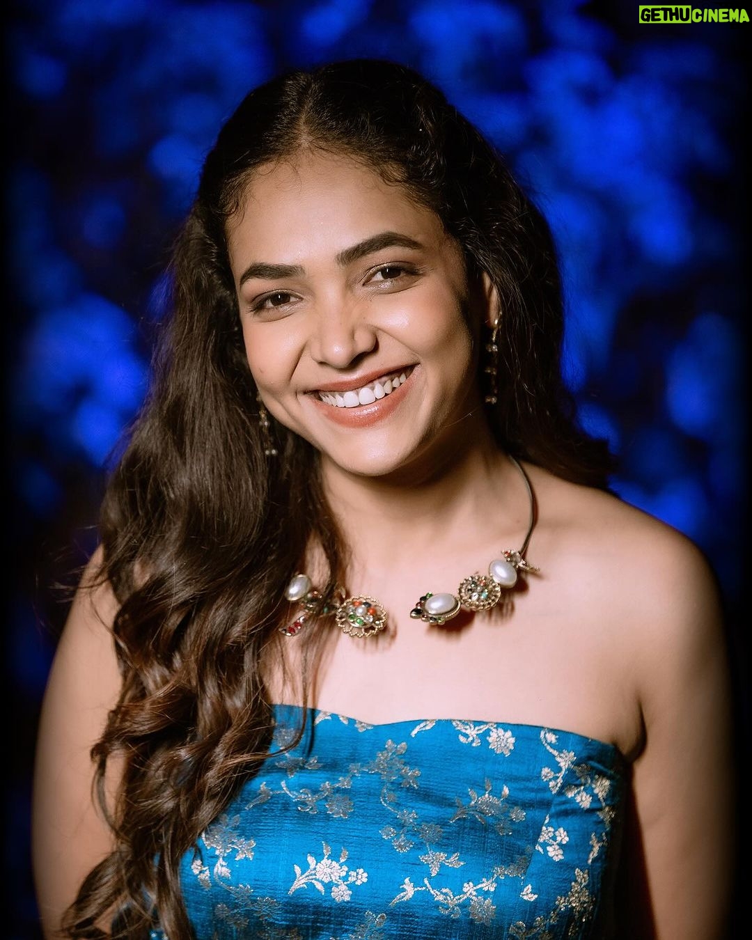 Anupama Gowda Instagram - S•M•I•L•E 🤩 Outfit: @shreevaraadesignstudio Styling: @tejukranthi Assisted by: @khushi_jagadisha Jewellery: @thedesisoul MUA: @makeover_by_rohiniaarya @makeoverwith_vandana PC: @raghavstudios