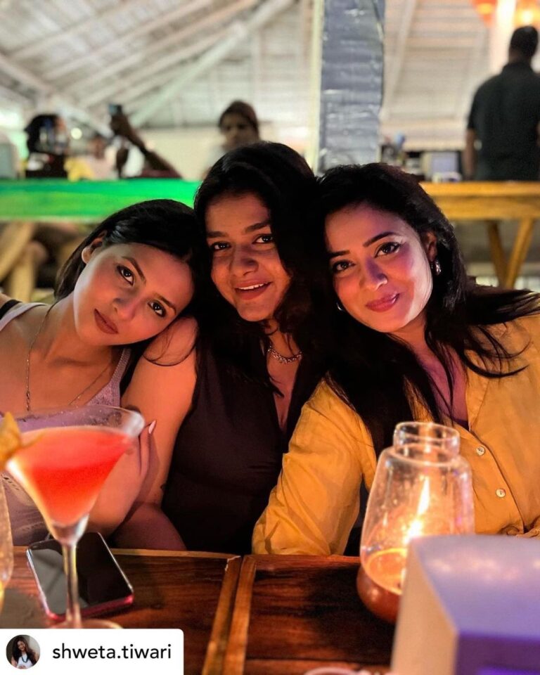 Anushka Merchande Instagram - Posted @withregram • @shweta.tiwari May your all wishes come true my tweety bird 🐥 Except the illegal one😉 @anushka_merchande ♥️ Happy birthday 🥳 Thankyou so much ma♥️♥️ love you you’re the besttttt🧿😘 Goa, India
