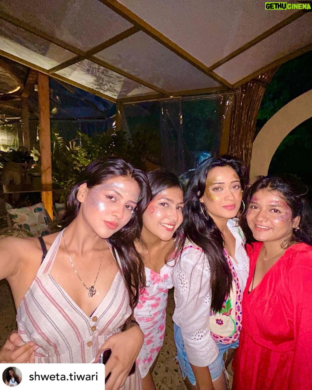 Anushka Merchande Instagram - Posted @withregram • @shweta.tiwari May your all wishes come true my tweety bird 🐥 Except the illegal one😉 @anushka_merchande ♥️ Happy birthday 🥳 Thankyou so much ma♥️♥️ love you you’re the besttttt🧿😘 Goa, India
