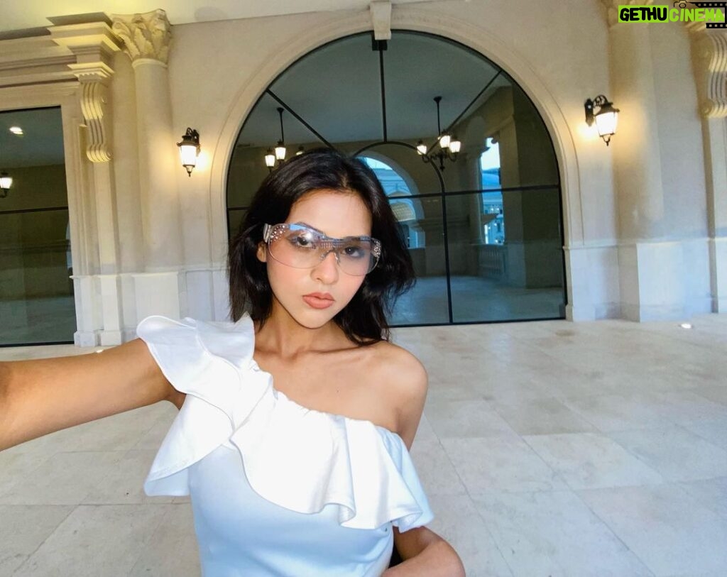 Anushka Merchande Instagram - Touristyy💌🎀 #anushkamerchande #actress #doha #qatar #foryou #explore #instagood Place Vendôme, Lusail - Qatar