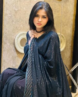 Anushka Merchande Instagram - Lehron si chaal pe chaal bichade
Dil ko yun behaal banade..🪩🖤

Thankyou for the beautiful saree,
@houseoflaxmipati 

#anushkamerchande #actress #bollywood #foryou #explore #foryoupage #explorepage