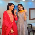 Anushka Merchande Instagram - Teaching latest trends to these “new bees” is like..phew..! But we managed.. What say my Darling student @shweta.tiwari 😜 #reels #reel #reelsinstagram #explore #foryou #trending