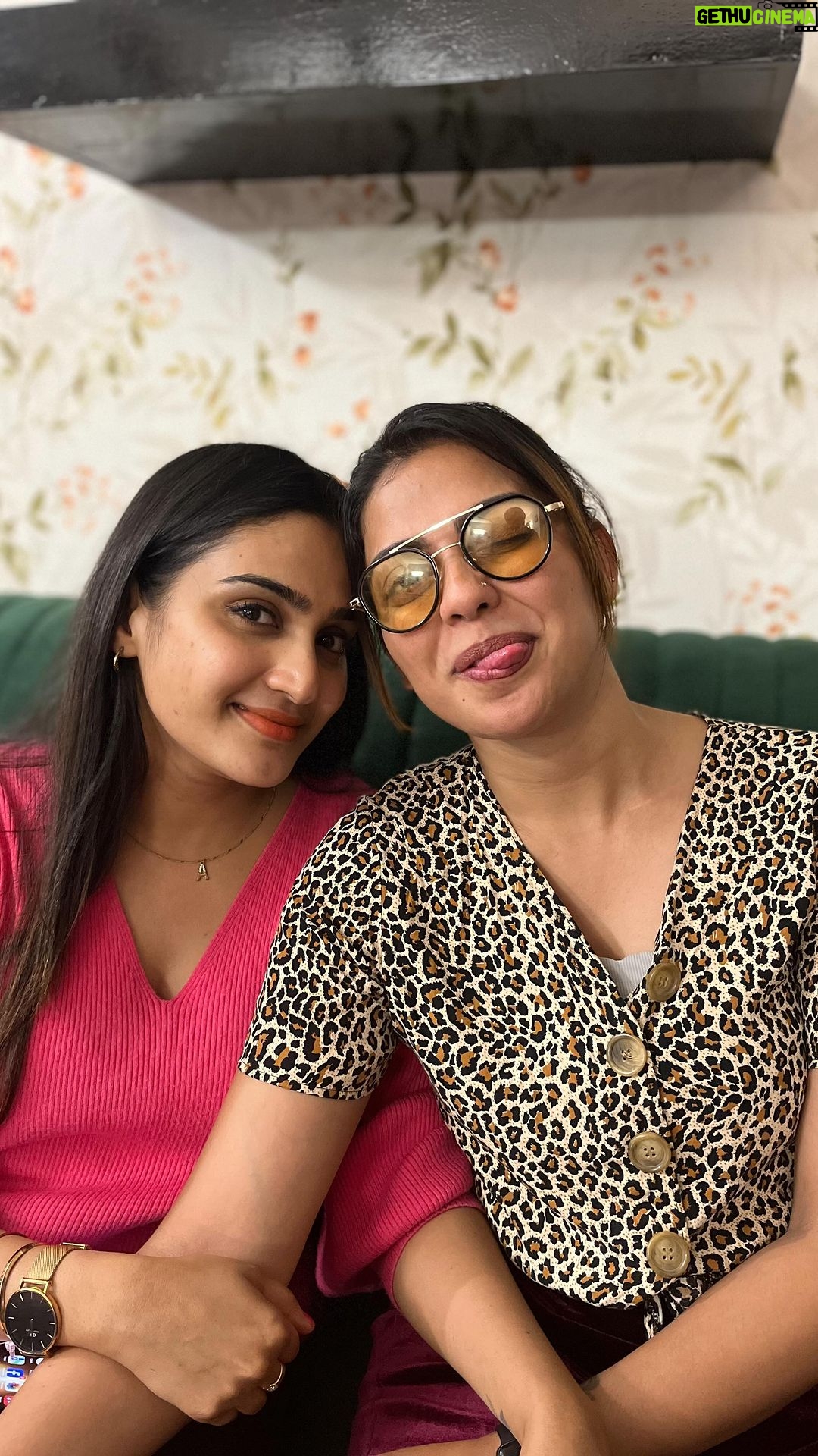 Anusree - 130.1K Likes - athokke budhimuttaville @anusree_luv 😆🫂
location : @thechandhunadh 🏠
videography: @ajingsam
#chandunath #anusree
#anumohan #maheswari #raakesh #anupama #mahesh #nikhil #sonu #aditi #friends 🫂
#reels #malayalam #manjuwarrier #movie