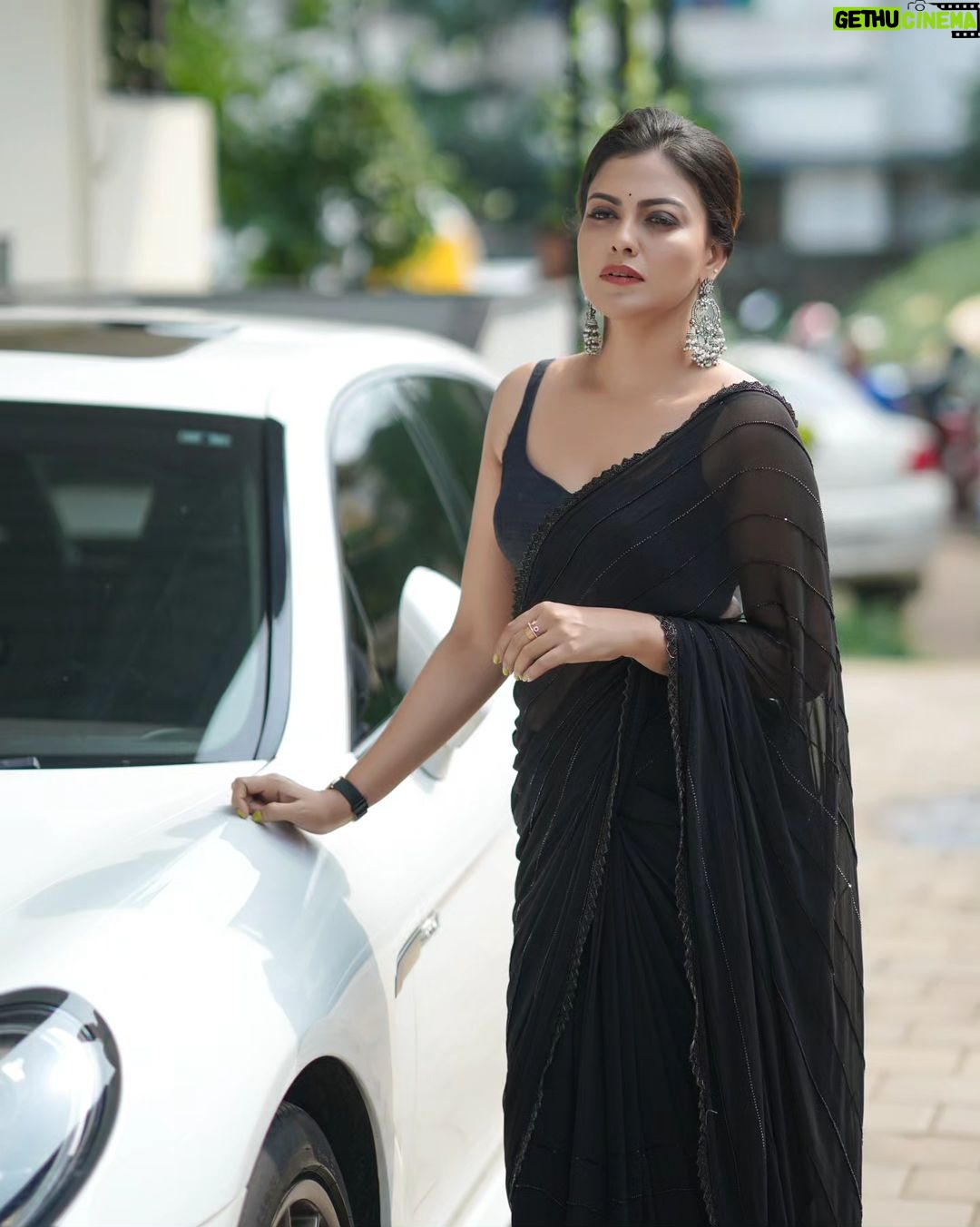 Anusree Instagram - "Elegance in simplicity" Wearing black to let the outfit speak for itself...π€π€π€πππ #black #minimalstyle# shootdays #withblack MaH @pinkyvisal Assistant @nidhinmaniyan Ear ring @varuthri_findings Outfit @alankaraboutique Styling @sabarinathk_ Click @amalkrishna_photographs