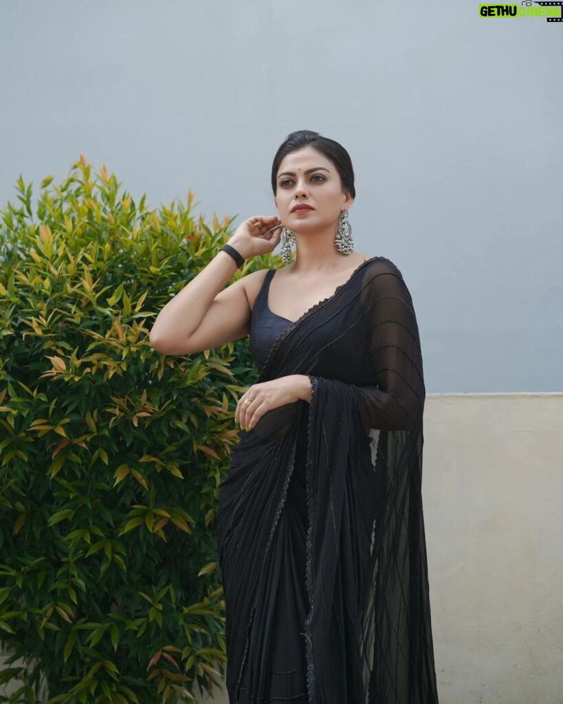 Anusree Instagram - "Elegance in simplicity" Wearing black to let the outfit speak for itself...🖤🖤🖤💜💜💜 #black #minimalstyle# shootdays #withblack MaH @pinkyvisal Assistant @nidhinmaniyan Ear ring @varuthri_findings Outfit @alankaraboutique Styling @sabarinathk_ Click @amalkrishna_photographs