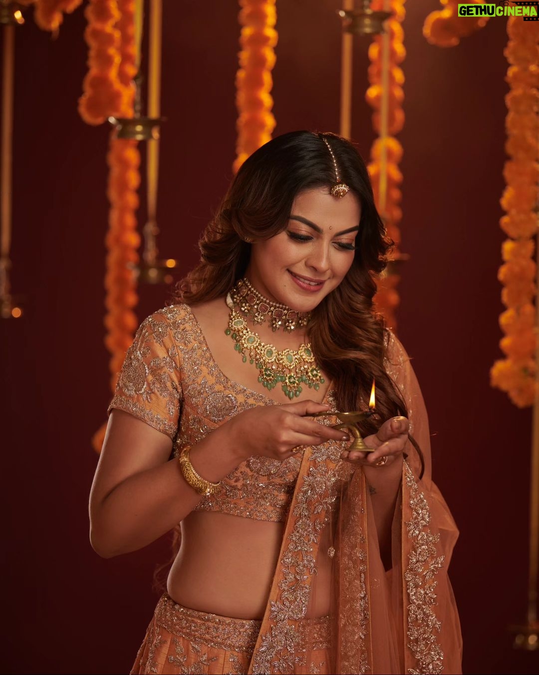 Anusree Instagram - May the joyful Diwali fill your life with joy, prosperity and success... Happy Diwali to all.❤️❤️ MaH @sajithandsujith Styling @sabarinathk_ Jewells @sangeetha916gold Outfit @seemattitextiles Click @jibinartist @plan.b.actions Art&Decor @silvester_attractte Studio @maxxocreative
