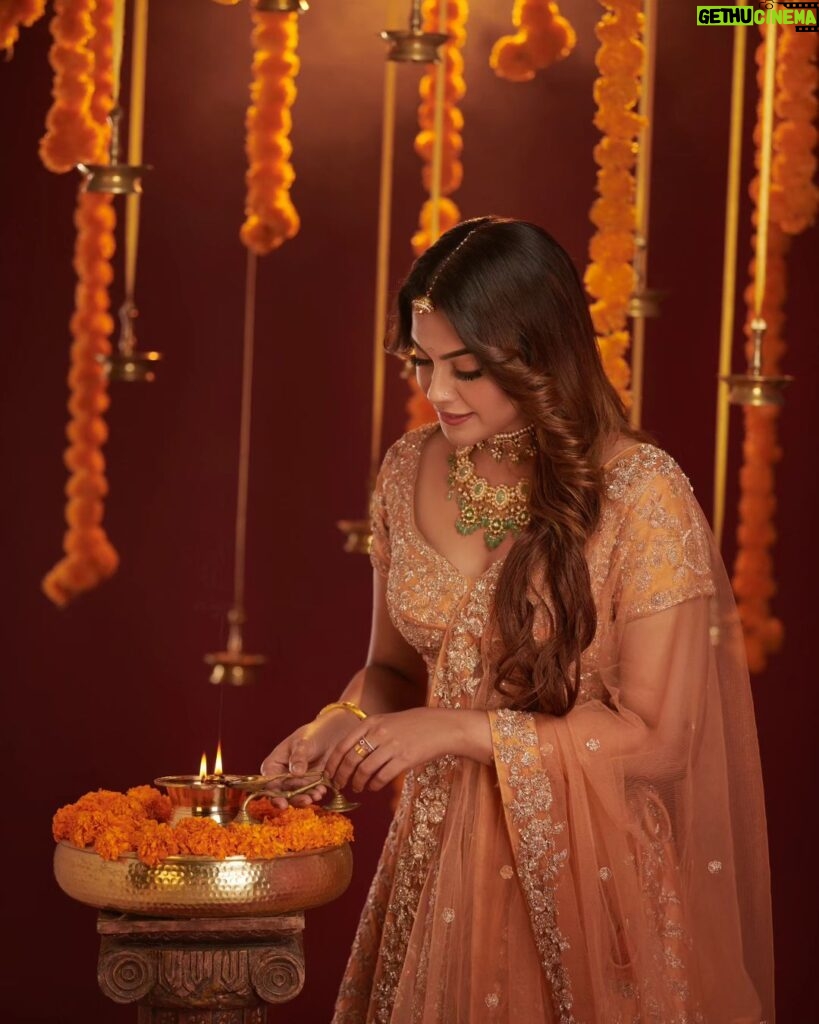 Anusree Instagram - May the joyful Diwali fill your life with joy, prosperity and success... Happy Diwali to all.❤️❤️ MaH @sajithandsujith Styling @sabarinathk_ Jewells @sangeetha916gold Outfit @seemattitextiles Click @jibinartist @plan.b.actions Art&Decor @silvester_attractte Studio @maxxocreative