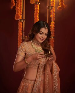 Anusree Instagram - May the joyful Diwali fill your life with joy, prosperity and success... Happy Diwali to all.❤️❤️ MaH @sajithandsujith Styling @sabarinathk_ Jewells @sangeetha916gold Outfit @seemattitextiles Click @jibinartist @plan.b.actions Art&Decor @silvester_attractte Studio @maxxocreative