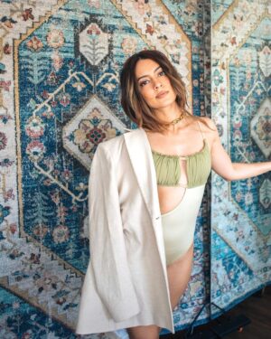 Anya Singh Instagram - December Resolution- Take Instagram seriously now! #iykyk

#december #mood #shootday

Styled by- @khyatibusa 
Make up- @makeupwali 
Hair- @hairbysurekhan 
Shot by - @bharat_rawail