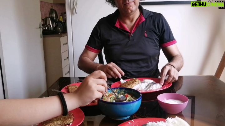 Arash Mir Ahmadi Instagram - هر وقت سر یه سفره رنگین نشستی که پر بود از عذاهای جور واجور و نمیدونستی که با کدوم غذا شروع به خوردن بکنی، به کسایی فکر کن که هیچی غذایی ندارن تا باهاش شروع کنن.... #سفره_خالی_مردم #سفره_خالی #خانواده_ایرانی #دورهمی #غذا #گشنگی #دستگیری #کمک_به_نیازمندان #آرش_میراحمدی