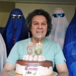 Arash Mir Ahmadi Instagram - نذاشتن بگم که: ما موجودات عالم انرژیهاموم در کل هستی به هم گره خورده س.. هر نژاد از هر کجای دنیا، آفریقایی اروپایی، آمریکایی.. و... همه آدما و همه موجودات در دریای انرژی پیوسته به هم زندگی می‌کنیم و در زندگی همدیگه نقش داریم... . «تشکر ویژه از همه دوستانی که بهم تبریک گفتن چه پاسخ دادم و چه ندادم.. خلاصه که شرمنده همگی هستم... دست همه رو میبوسم و بهترینها رو براتون آرزو میکنم..»