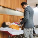 Arash Mir Ahmadi Instagram - پست چهارم معاینه. جناب دکتر مولانا متخصص پرتو درمانی و انکولوژی هستند.. و به من خیلی لطف دارند. (ویزیت دکترای انکولوژی که اکثرا هم جز بیمه حساب نمیشوند از دویست هزار تومان است تا سیصد) . #امید_یعنی_خدا . #آرش_میراحمدی . @marjan_safabakhsh