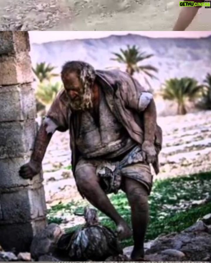 Arash Mir Ahmadi Instagram - چند سال پیش جوانان محل تصمیم گرفتند عمو حاجی را بعد از شصت سال دوری از آب به رودخانه ببرند تا آبی به بدن این مرد برسد، به همین منظور هنگامی که عموحاجی خواب بود او را عقب یک وانت گذاشتند تا در رودخانه حمامش کنند اما وقتی به رودخانه رسیدند، دیدند عمو حاجی در عقب وانت نیست زیرا او پیش از رسیدن، خود را به بیرون از وانت انداخته بود تا مبادا بدنش با آب آشتی کند و عمو حاجی همان جا گفته بود که اگر تمیز شوم، مریض میشوم. حالا دیگر زمینگیر شده سن تقریبی او ۸۰ سال است، در کوهها و جنگلهای اطراف دهستان دژگاه فراشبند زندگی میکند و عاملی که موجب تعجب همه شده این است که او هیچگاه از آب و غذای بهداشتی استفاده نکرده و اتفاقاً این عامل باعث نشده تا به بیماریهای مختلفی دچار شود چون گروهی از پزشکان که آزمایشهای مختلفی را روی او انجام دادهاند، متوجه شدند که سالم است این سالخورده که گفته میشود به دلیل مشکل عاطفی که در ایام جوانی برای او رخ داده از مردم و اجتماع گریزان و گوشه عزلت و انزوا برگزیده، سالیان سال است که زیر مکانی مسقف مأوا ندارد و در گرما و سرما در هوای آزاد به سر میبرد. برخی از جوانان و نوجوانان دژگاه برای عمو حاجی مرغ، گربه، روباه، خارپشت و حتی مار مرده میبرند. او این حیوانات را در گودالی در اطراف خود دفن میکند و پس از چند روز که گندید و نرم شد با ولع خاصی میخورد. عمو حاجی پس از آن با خوردن آب گندیده که در یک حلب زنگ زده و حشرات مختلف در داخل آن شناور هستند، وعده غذایی را به پایان میبرد. لیوان او یک حلب ۵ /۴ کیلویی روغن است و او با استفاده از این حلب روزانه نزدیک به پنج لیتر آب مینوشد. لباس پوشیدن این مرد در دهستان دژگاه که دارای گرمای نزدیک به ۵۰ درجه سانتیگراد است، شگفتیآور است زیرا او تمام لباسهایی را که مردم این منطقه برایش میآورند، پس از بریدن آستینهای پیراهن و پاچههای شلوار با دندان، بر تن میکند. لوازم زندگی او شامل یک چماق است که پیشتر پلوس وانت بوده و وزن آن ۱۷ کیلوگرم است. استکان چایخوری این مرد عجیب یک کلاه ایمنی اسقاطی و چند حلب کهنه روغن نباتی است که بچههای این دهستان با آفتابه در این حلبها برای او آب میریزند. متاسفانه چنان وضعیتی از این مرد نشان دادهاند که انگار با یک مرد وحشی رو به رو هستیم در حالی که اگر کسی با او هم صحبت شود هیچوقت از مهربانی او خسته نمیشود.