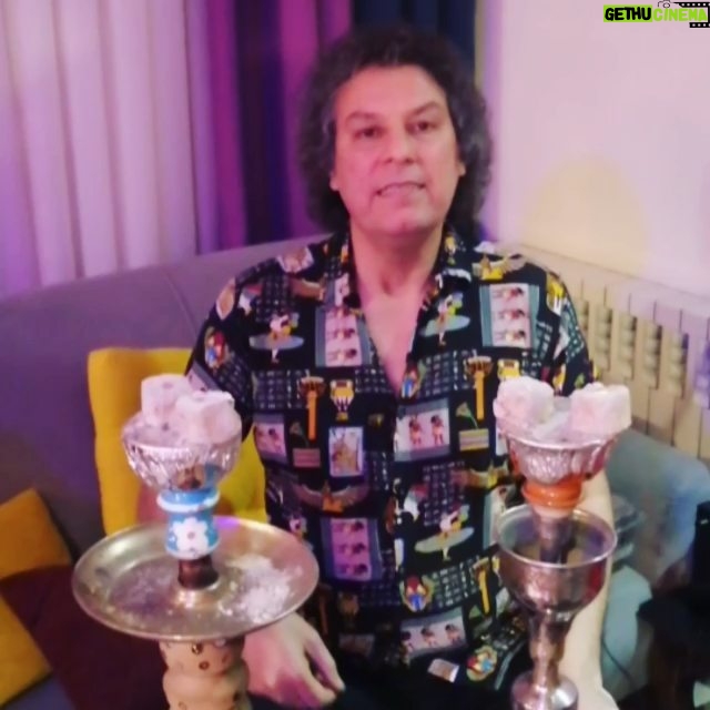 Arash Mir Ahmadi Instagram - امان از دست قلیون که کرده ما رو حیرون یه عالم چوب زغال شد که جنگل شد بیابون (.. شعر از همین آقایونه قلیونی کنارم) 😉
