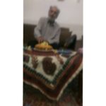 Arash Mir Ahmadi Instagram - استوری گذاشتن مادربزرگها و پدربزرگها🤣 فضای مجازی گریبان مادربزرگها و پدربزرگها را هم گرفته🤣 بیگانه بودن اونا رو با دنیای مجازی امروز در استوری هاشون میتونین ببینین. 🙃 اولین عکس... پدربزرگی استوری کرده بود که سریع شکارش کردم دومین هم مادربزرگ دوستمون که بعد استوری کردن و پاک کردنش بهش پیام دادم ازش گرفتم. سومین عکس... مادربزرگی تا گذاشتش استوری بهش زنگ زدیم که مامان بزرگ این چیه گذاشتی!؟ 😉 و آخری هم که مادربزرگ از جشن تولد دونفره شون گرفته برای بچه هاش فرستاده🤣 . #سلفی #عکس #استوری# Iran