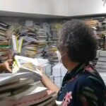 Arash Mir Ahmadi Instagram - ممنون از نشر بامشاد آقا جواد که خیلی کمک کرد و تخیف داد و همه دوستان خوبم برای خرید کتاب کلاس اول دبستان خودگردانه معرفت افغانستان . @nasime.tajik @af_marefat @marjan_safabakhsh @helena_and_her_hobbies #مدرسه #مدرسه_ابتدایی #کتاب #کودکان #شادی #آرامش #درس_خوندن #افغانستان #کمک_به_همنوع