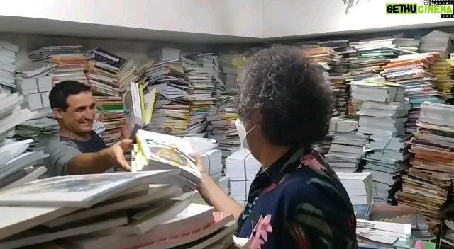 Arash Mir Ahmadi Instagram - ممنون از نشر بامشاد آقا جواد که خیلی کمک کرد و تخیف داد و همه دوستان خوبم برای خرید کتاب کلاس اول دبستان خودگردانه معرفت افغانستان . @nasime.tajik @af_marefat @marjan_safabakhsh @helena_and_her_hobbies #مدرسه #مدرسه_ابتدایی #کتاب #کودکان #شادی #آرامش #درس_خوندن #افغانستان #کمک_به_همنوع