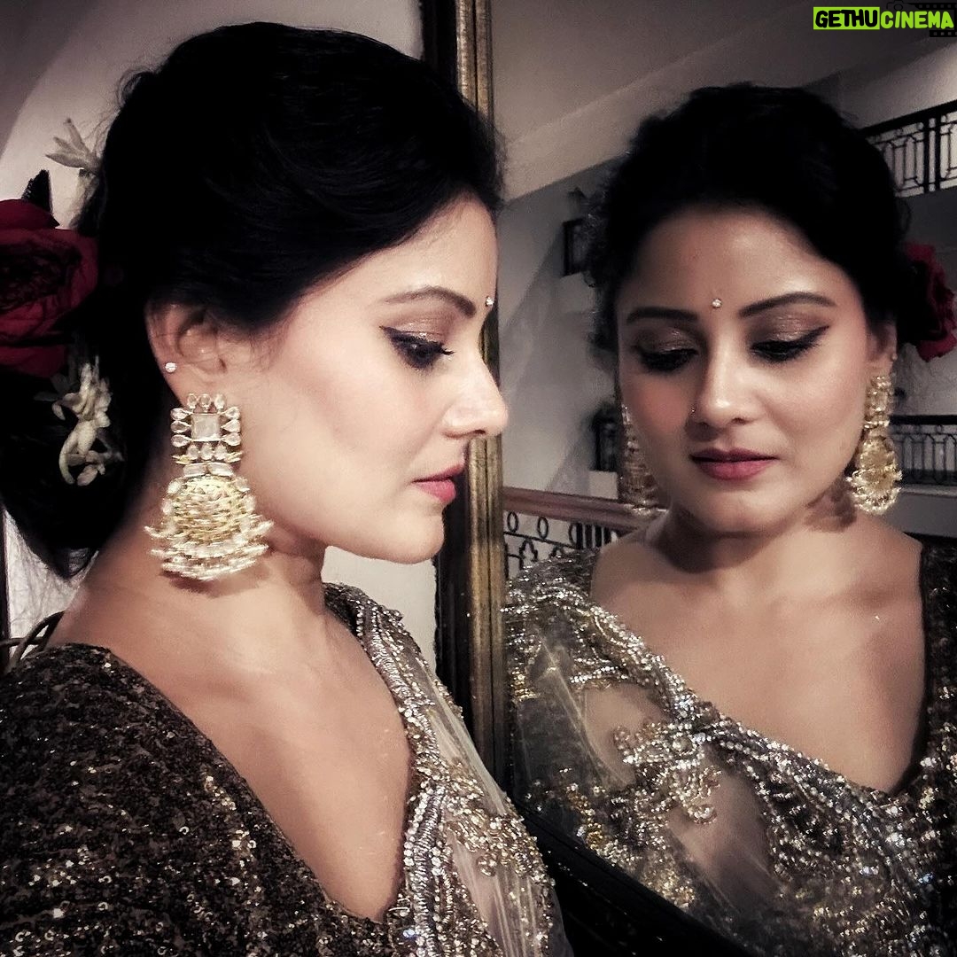 Archana Gupta Instagram - My favourite is 5th one, yours ? . . . . . #photos #weddingoutfit #indianweddings #sareelove #sari #sareeaddict #jewellery #indianfashion #goldensaree #archannaguptaa #slayqueen #traditional #stylish #trending