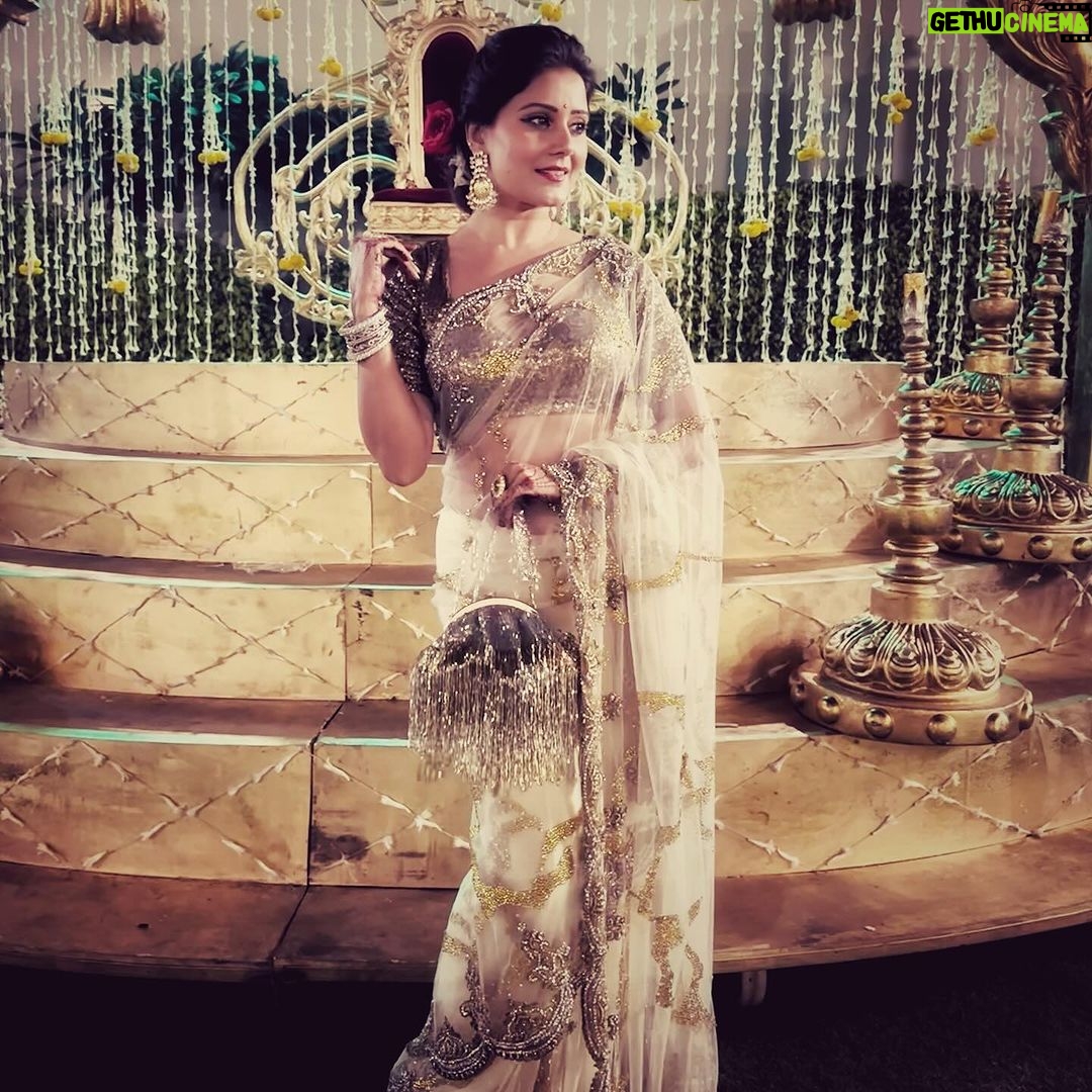 Archana Gupta Instagram - My favourite is 5th one, yours ? . . . . . #photos #weddingoutfit #indianweddings #sareelove #sari #sareeaddict #jewellery #indianfashion #goldensaree #archannaguptaa #slayqueen #traditional #stylish #trending