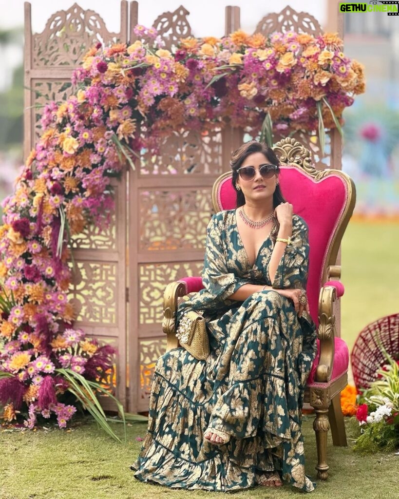 Archana Gupta Instagram - I wear my attitude like a crown 👑 . . . . . . . . . . . #weddingseason #indianoutfits #archannaguptaa #mystyle #ootdfashion #indianwear #love #photogram #trending Greater Noida