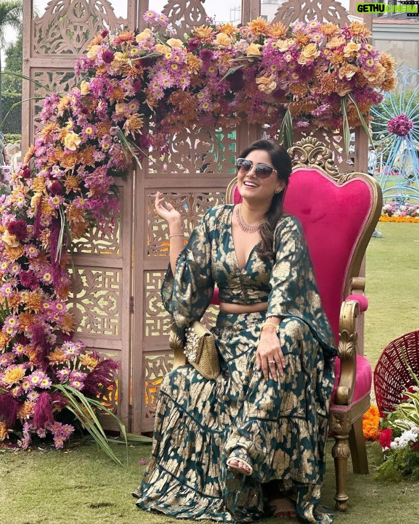 Archana Gupta Instagram - I wear my attitude like a crown 👑 . . . . . . . . . . . #weddingseason #indianoutfits #archannaguptaa #mystyle #ootdfashion #indianwear #love #photogram #trending Greater Noida