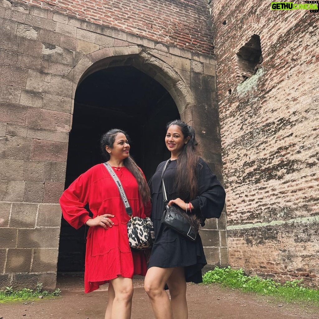 Archita Sahu Instagram - Good company in a journey makes the way seem shorter !! And I have the best company I could ever ask for ❤️ @arpitasahu6 #travelpartner #journey #travelphotography #traveller #journey #adventures #sisters #sistersovermisters #sisterhood #sisterlove