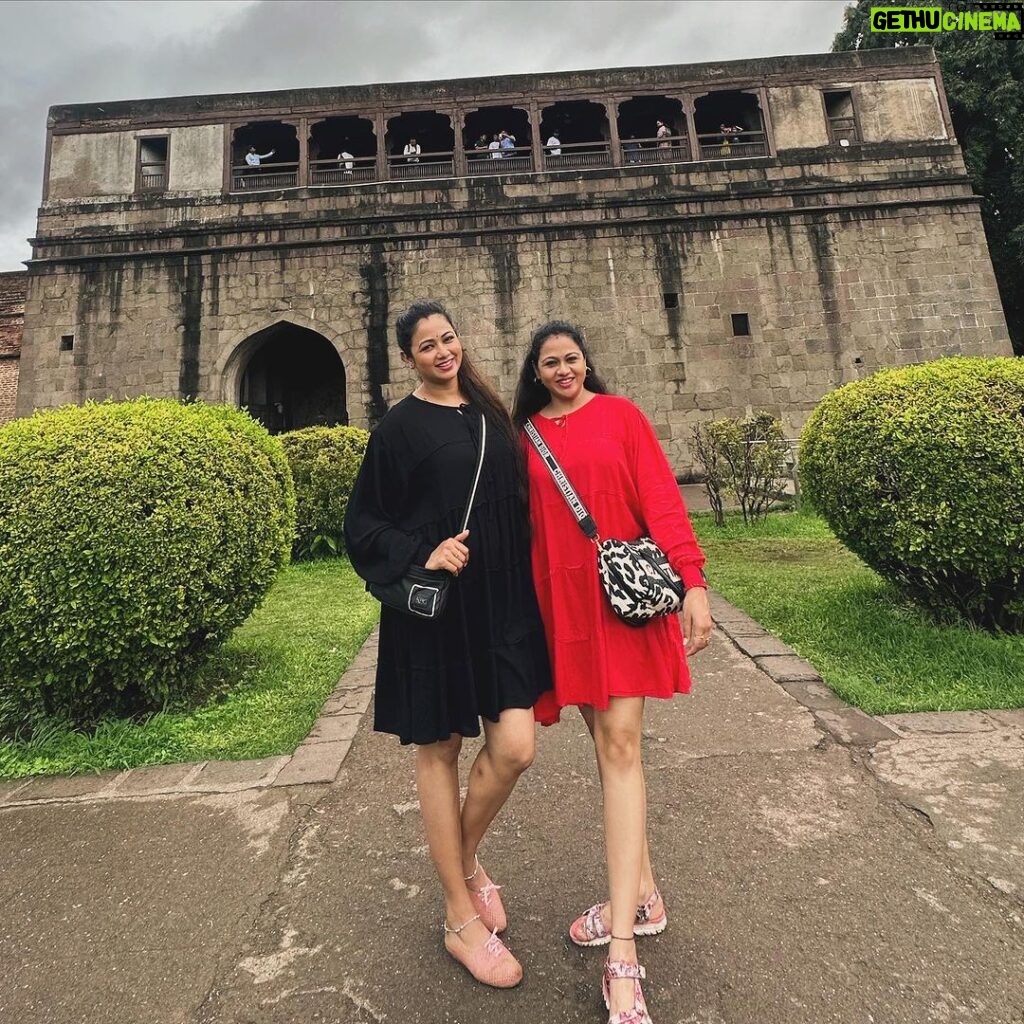 Archita Sahu Instagram - Good company in a journey makes the way seem shorter !! And I have the best company I could ever ask for ❤️ @arpitasahu6 #travelpartner #journey #travelphotography #traveller #journey #adventures #sisters #sistersovermisters #sisterhood #sisterlove
