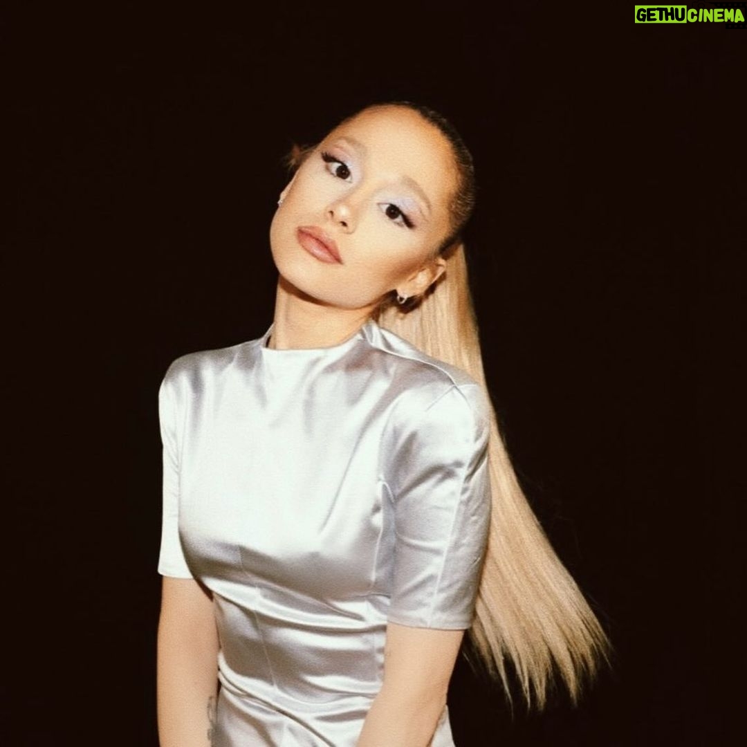 Ariana Grande Instagram - @r.e.m.beauty ♡ 2️⃣♾️