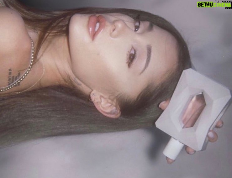 Ariana Grande Instagram - holiday things 🪞🤍 @ultabeauty