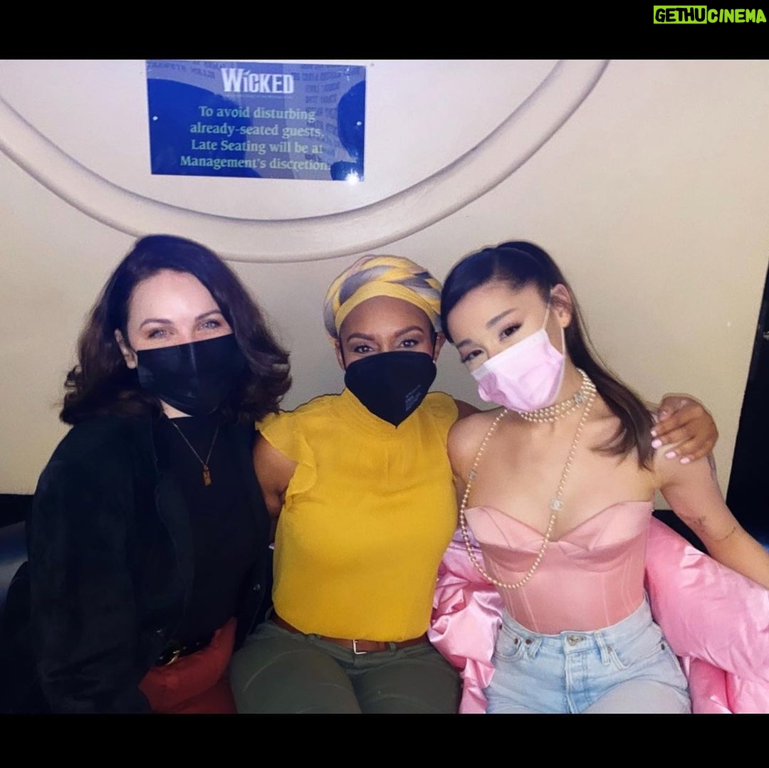 Ariana Grande Instagram - @wicked_musical what an unimaginably, indescribably special experience. @sunnybrittney & @lindsayheatherpearce you were both so incredibly stunning. it was an absolute honor meeting your Galinda & your Elphie !!!! floating home.