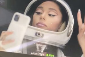 Ariana Grande Instagram - some chapter 1 things @r.e.m.beauty 🌬