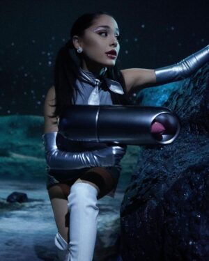 Ariana Grande Instagram - #rembeautyexperience @instagram 🔬🤍 @r.e.m.beauty