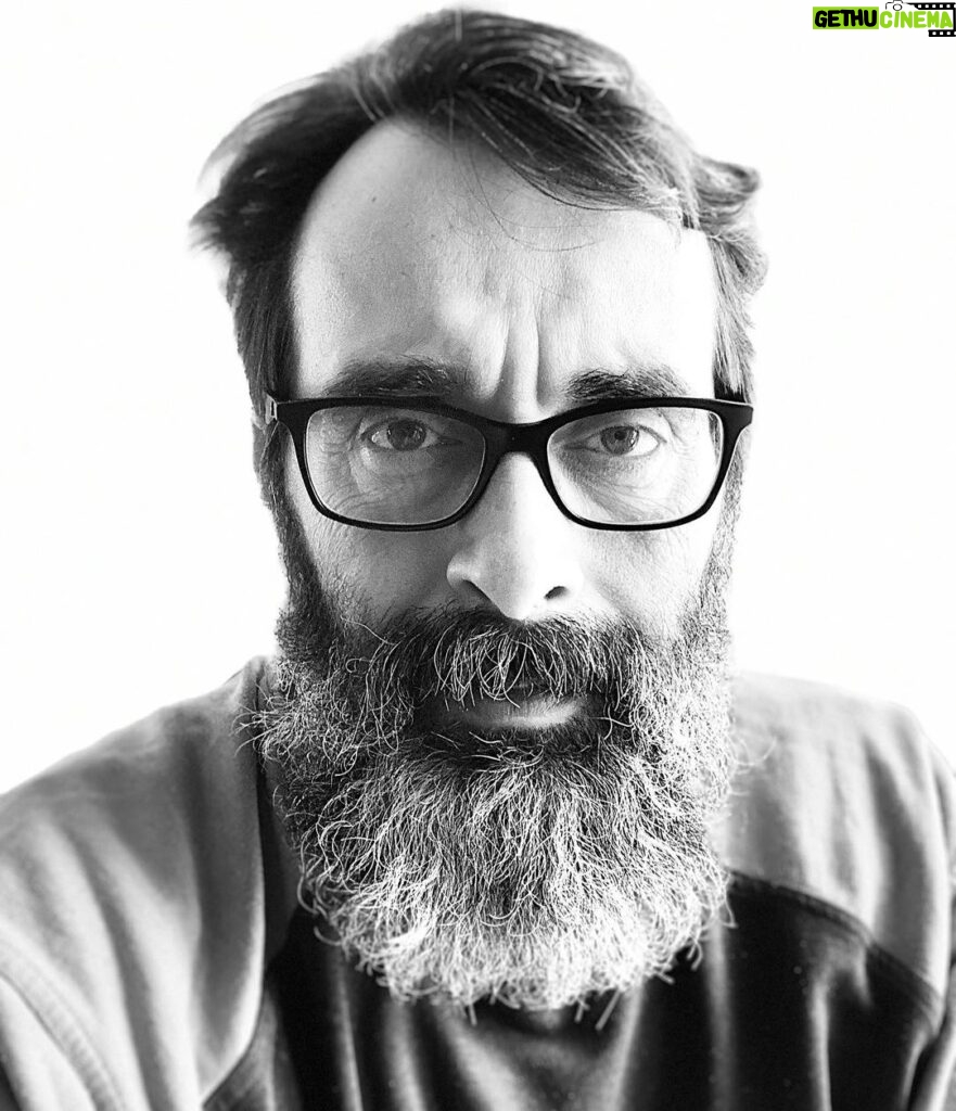Arif Pişkin Instagram - Yine böyle uzatsam mı sakallarımı? 🤔