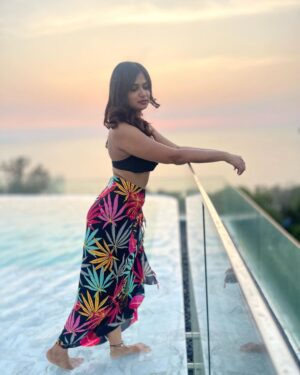 Ariyana Glory Instagram - 🌊 🌸🌈

#ariyana #ariyanaglory