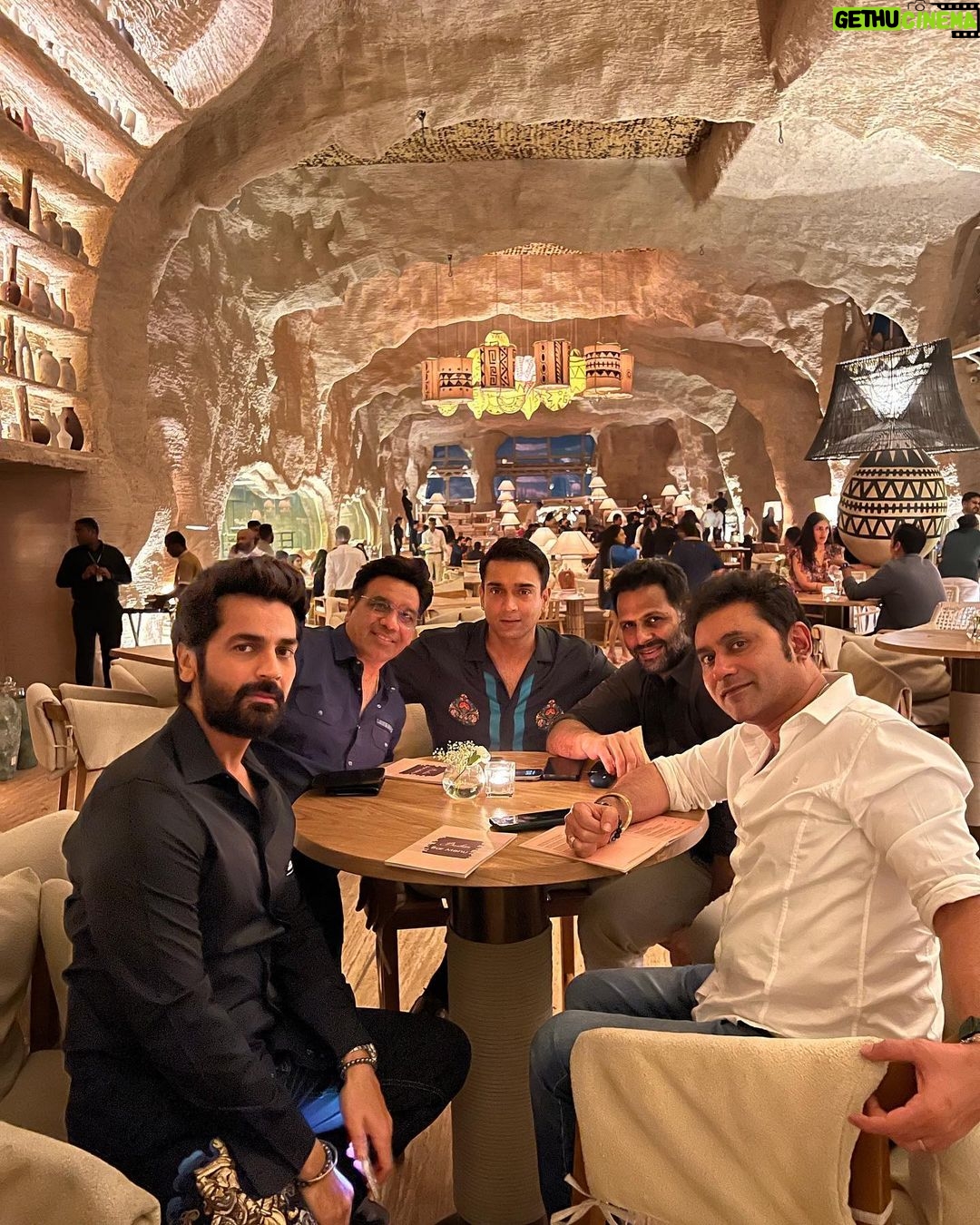 Arjan Bajwa Instagram - Good friends Good vibes Good times . . . . . . #arjanbajwa #joerajan #jatingrewal #bikramsaluja #friends #friendslikefamily #nightout #bollywood #celebrity #partytime #goodvibes #motivation #mumbai #foodie #bastian #friendshipgoals #aboutlastnight Bastian - At The Top