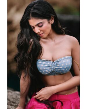 Arjun Kamath Instagram - It was as if she spoke to the earth with her tender heart, enchanting eyes, and the most graceful appearance. When she played with her hair, the winds whispered songs of mirth. When she blushed, the skies glowed a bright pink. And when she moved, it was as if the world swayed too, celebrating her presence through sunshine and dew and starlight alike. Oh, to say, she was beauty, love, and grace herself, and when you looked at her, you could feel them too.

Actress- @malavikamohanan_ 
Costume designed and styled by- @wardha_ahamed 
Make-up- @makeupartistkarishmabajaj 
Hair- @nishisingh_muah 
Public Relations- @theitembomb 
Accessories- @creativegemsandjewels 

#CapturedOnCanon with a Canon EOS 5D Mark IV @canonindia_official 

#portrait #actress #malavikamohanan #nature #brown #pink #sunlight #naturallight #photography #arjunkamathphotography  #DoGreatWithCanon #MentorsInFocus #EOSMaestro #malavikamohanan #bollywood #instagood #instagram