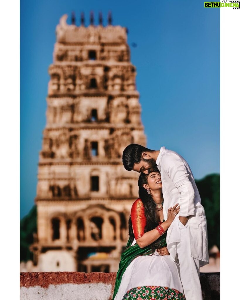 Arjun Kamath Instagram - “The core of beauty is simplicity” ~ Paulo Coelho Anisha+Rohit Hyderabad, 2020 #CapturedOnCanon with a Canon EOS 5D Mark IV + Canon EF 85mm f 1.2/L #wedding #prewedding #arjunkamathphotography #love #couple #hyderabad #ammapallytemple #CapturedOnCanon #DoGreatWithCanon #MentorsInFocus