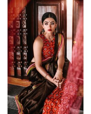 Arjun Kamath Instagram - “There is a shade of red for every woman.” ~ Audrey Hepburn

Actor- @rashmika_mandanna 
Styling- @wardha_ahamed 
Makeup- @makeupbyharika 
Saree- @lathaputtanna 
Accessories- @mspinkpantherjewel @creativegemsandjewels

#CapturedOnCanon with a Canon EOS 5D Mark IV + Canon EF 24-70 mm f 2.8/L II USM 

#portrait #girl #sunrise #actress #rashmikamandanna #photography #CapturedOnCanon #DoGreatWithCanon #MentorsInFocus