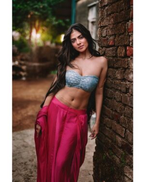 Arjun Kamath Instagram - “Stand a little less between me and the sun” ~ Diogenes

Actress- @malavikamohanan_ 
Costume designed and styled by- @wardha_ahamed 
Make-up- @makeupartistkarishmabajaj 
Hair- @nishisingh_muah 
Public Relations- @theitembomb 
Accessories- @creativegemsandjewels 

#CapturedOnCanon with a Canon EOS 5D Mark IV @canonindia_official 

#portrait #actress #malavikamohanan #nature #green #pink #sunlight #photography #arjunkamathphotography #mumbai  #DoGreatWithCanon #MentorsInFocus #EOSMaestro #malavikamohanan #bollywood #instagood #instagram