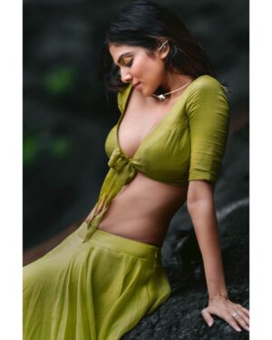 Arjun Kamath Instagram - What a blissful place it is to be, in one’s own head. In there, flowers can glow and stars can wilt. That’s where she lived. She made her own world of solitude and bliss and swayed there in a blithe disregard of the world outside. Perhaps that gave her all the more grace, with a hint of mystery that kept her close and yet worlds apart from you. 

Actor- @malavikamohanan_ 
Costume designed and styled by- @wardha_ahamed 
Make-up- @makeupartistkarishmabajaj 
Hair- @nishisingh_muah 
Public Relations- @theitembomb 
Accessories- @bhavyarameshjewelry 

#CapturedOnCanon with a Canon EOS 5D Mark IV 

#portrait #actress #nature #green #photography #arjunkamathphotography #mumbai #instagood #instagram #DoGreatWithCanon #MentorsInFocus #EOSMaestro #malavikamohanan
