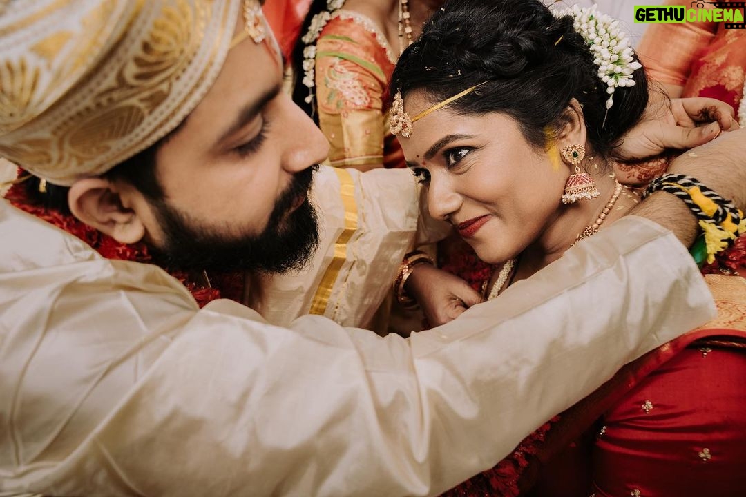 Arjun Kamath Instagram - Chaitra and Kunal’s wedding ceremony was straight out of a fairytale. The wedding dais was fragrant with elaborate designs of roses and jasmines, friends and family were blithely immersed in the celebration, and the ravishing couple were on cloud nine throughout the day. Sharing two of the many precious moments that I captured on their big day in the transcending green milieus of the Tamarind Tree, Bangalore. Their wedding brought all the serendipity to the artist in me, wrapped in shades of emerald green and the sparse warming silken reds, engulfed in laughter with a few tender moments of silence and grace. Chaitra + Kunal, December 2021 #CapturedOnCanon with a @canonindia_official EOS R5 and a CanonRF 24-70 f/2.8 L USM. Lit with the help of two @profoto B10’s at different intensities(diffused using soft boxes). @srishtidigilife @canonindia_official #weddingphotography #weddingphotographer #indianwedding #weddingdecoration #weddingphotos #bangalorewedding #bride #groom #mangalsutra #roses #jasmine #brideandgroom #bridalsarees #arjunkamathphotography #bangalore #DoGreatWithCanon #MentorsInFocus #EOSMaestro #instagood #instagram The Tamarind Tree