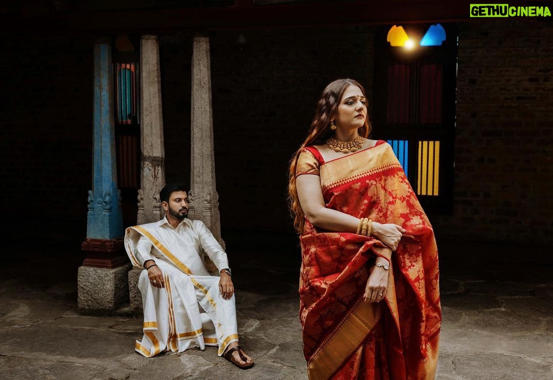 Arjun Kamath Instagram - Calm as a serenade, colourful as the heart that sings it. Peaceful and yet jovial in the purest way possible. Vibrant but also earthy, rooted in culture and the beauty it brings. Doused in the tenderness of flowers and yet strong as the mould of rocks. These pictures represent the love I witnessed between Sharayu and Sharadh in all its different, heartwarming ways. It was a beautiful day at the Tamarind Tree, Bengaluru, and the three of us were filled with a peculiar bliss that morning. Perhaps it was the magic of the lush green trees that enveloped us or just the doing of gentle sunshine that moved gracefully along. After all, we must have spent a few hours ambling these rustic corners. But time only seemed to roll ever so gently with each passing minute. Even now, as I look back at these memories, I am left enchanted by the serenity, love, and gracefulness that embalmed me through it all. #CapturedOnCanon with a @canonindia_official EOS R5 with a Canon RF 24-70mm F2.8 L Lens #photography #coloursofindia #preweddingshoot #prewedding #preweddingphoto #preweddingphotography #saree #red #flowers #heritage #culture #indian #photoshoot #coupleshoot #arjunkamathphotography #bangalore #DoGreatWithCanon #MentorsInFocus #EOSMaestro #instagood #instagram The Tamarind Tree