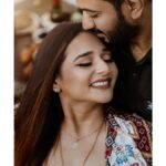 Arjun Kamath Instagram - The sun always shines brighter on two people who are in love. These heartwarming photos are a testament to that. It was one of those perfect autumn days marked by gratifying warmth and sheer joy. I had driven down to the outskirts of Bengaluru with Sharadh and Sharayu, and we were looking forward to clicking some memorable prewedding portraits. When the sun was still revelling in its evening glory, we found ourselves in a sprawling golden field far away from the traffic uproar and shiny concrete buildings. The balmy air enveloped us into a sweet melody as we enjoyed a cosy picnic, savouring wine with sweeter talks. Wrapped in the comfort of each other’s company, Sharadh and Sharayu enjoyed each passing moment with glee. Their faces shone with joy, and conversation followed seamlessly– one lovely anecdote after the other. It was indeed a delight to be in their company and click the couple in their true element, laughing and sharing tender moments of love with each other. It is times like these that remind me why I love telling stories through pictures. For me, there’s no joy greater than that of shared love. #CapturedOnCanon with a @canonindia_official EOS R5 with the Canon EF 100 mm f/2.8L Macro IS USM and a CanonRF 85mm f/1.2 L USM DS Makeup and hair by: @mjgorgeousmakeup #photoshootideas #preweddingshoot #trendingnow #couplegoals #preweddingphotography #indianphotography #prewedding #arjunkamathphotography #bangalore #bengaluru #sunset #evening #goldenhour #light #couple #bangaloreprewedding #romance #love #bangalorecouple #laughter #fields #wine #sunshine #sunflare #DoGreatWithCanon #MentorsInFocus #EOSMaestro #instagood #instagram @instagram @canonindia_official Bangalore, India