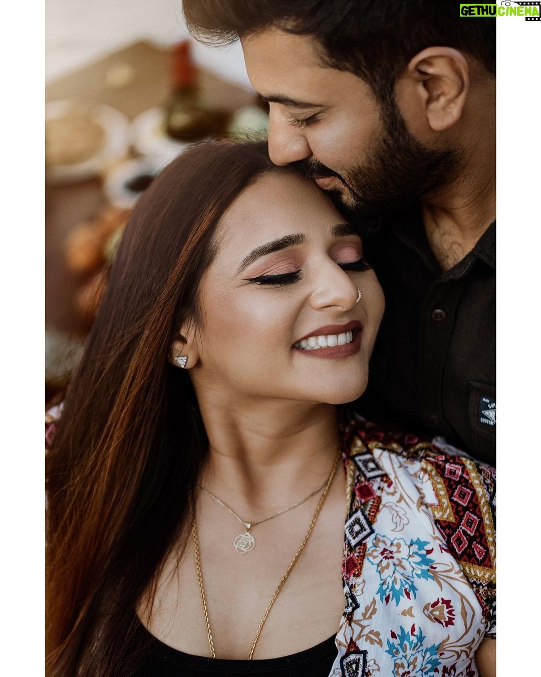 Arjun Kamath Instagram - The sun always shines brighter on two people who are in love. These heartwarming photos are a testament to that. It was one of those perfect autumn days marked by gratifying warmth and sheer joy. I had driven down to the outskirts of Bengaluru with Sharadh and Sharayu, and we were looking forward to clicking some memorable prewedding portraits. When the sun was still revelling in its evening glory, we found ourselves in a sprawling golden field far away from the traffic uproar and shiny concrete buildings. The balmy air enveloped us into a sweet melody as we enjoyed a cosy picnic, savouring wine with sweeter talks. Wrapped in the comfort of each other’s company, Sharadh and Sharayu enjoyed each passing moment with glee. Their faces shone with joy, and conversation followed seamlessly– one lovely anecdote after the other. It was indeed a delight to be in their company and click the couple in their true element, laughing and sharing tender moments of love with each other. It is times like these that remind me why I love telling stories through pictures. For me, there’s no joy greater than that of shared love. #CapturedOnCanon with a @canonindia_official EOS R5 with the Canon EF 100 mm f/2.8L Macro IS USM and a CanonRF 85mm f/1.2 L USM DS Makeup and hair by: @mjgorgeousmakeup #photoshootideas #preweddingshoot #trendingnow #couplegoals #preweddingphotography #indianphotography #prewedding #arjunkamathphotography #bangalore #bengaluru #sunset #evening #goldenhour #light #couple #bangaloreprewedding #romance #love #bangalorecouple #laughter #fields #wine #sunshine #sunflare #DoGreatWithCanon #MentorsInFocus #EOSMaestro #instagood #instagram @instagram @canonindia_official Bangalore, India