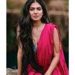 Arjun Kamath Instagram - “You can never wrong with a little pink, a lot works too.” ~ Dana Dalgetty Actress- @malavikamohanan_ Costume designed and styled by- @wardha_ahamed Make-up- @makeupartistkarishmabajaj Hair- @nishisingh_muah Public Relations- @theitembomb Accessories- @creativegemsandjewels #CapturedOnCanon with a Canon EOS 5D Mark IV @canonindia_official #portrait #actress #malavikamohanan #nature #pink #brown #sunlight #naturallight #photography #arjunkamathphotography #mumbai #DoGreatWithCanon #MentorsInFocus #EOSMaestro #malavikamohanan #bollywood #instagood #instagram