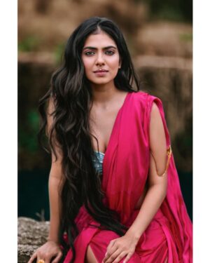 Arjun Kamath Instagram - “You can never wrong with a little pink, a lot works too.” ~ Dana Dalgetty

Actress- @malavikamohanan_ 
Costume designed and styled by- @wardha_ahamed 
Make-up- @makeupartistkarishmabajaj 
Hair- @nishisingh_muah 
Public Relations- @theitembomb 
Accessories- @creativegemsandjewels 

#CapturedOnCanon with a Canon EOS 5D Mark IV @canonindia_official 

#portrait #actress #malavikamohanan #nature #pink #brown #sunlight #naturallight #photography #arjunkamathphotography #mumbai  #DoGreatWithCanon #MentorsInFocus #EOSMaestro #malavikamohanan #bollywood #instagood #instagram