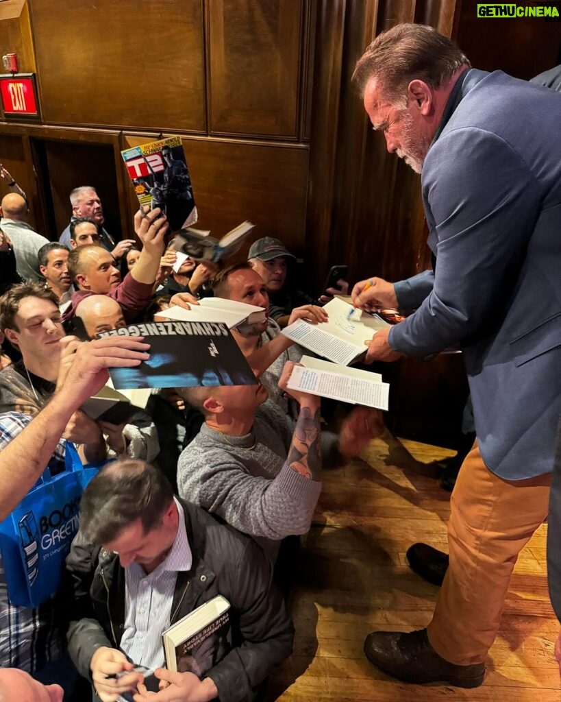 Arnold Schwarzenegger Instagram - I had a wonderful time talking about Be Useful with @ryanholiday in front of thousands of my fans tonight at @92ndstreety. I appreciate everyone that came tonight and watched online, and I can’t wait to hear how the book helps you.